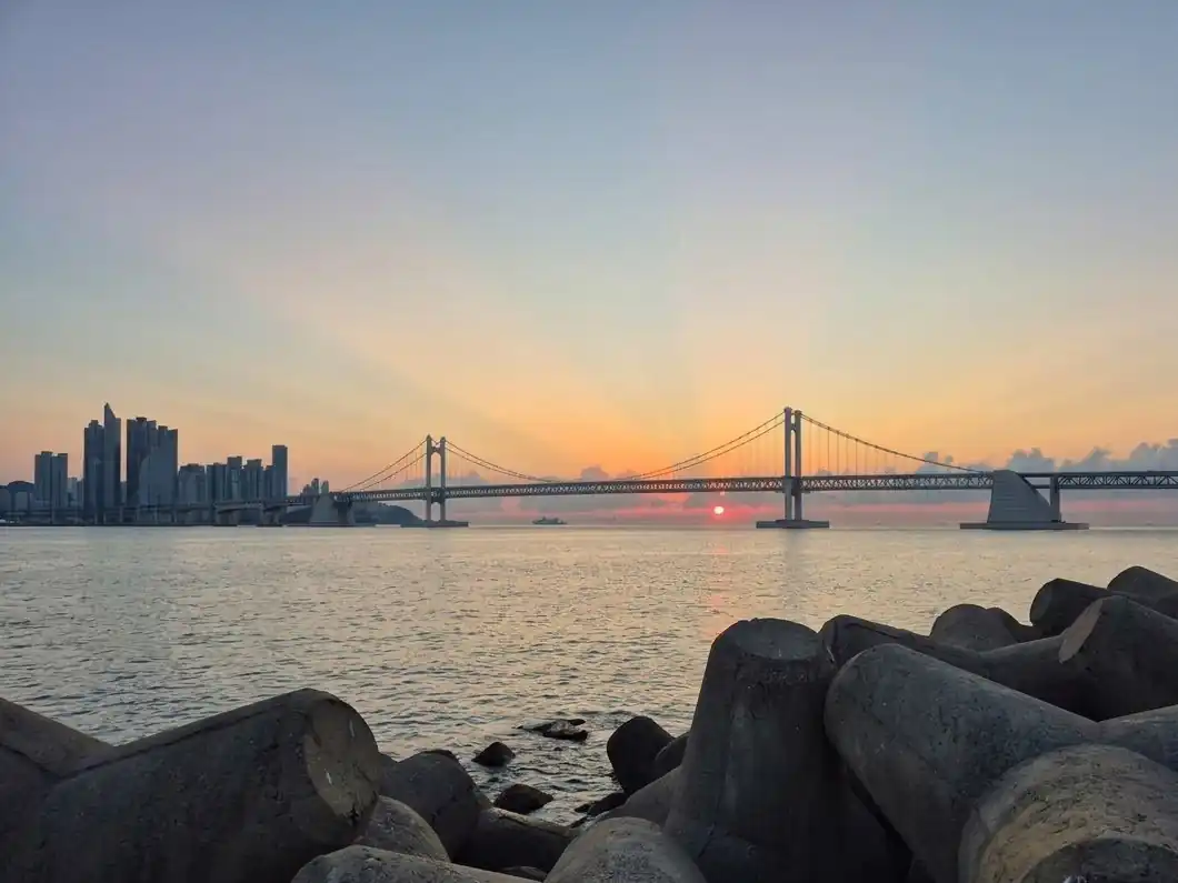 夕日の中、湾を横切る広安大橋