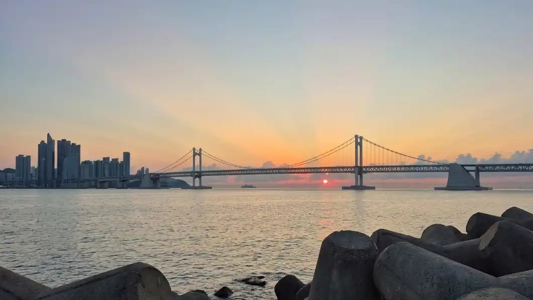 夕日の中、海を横切る釜山の広安大橋