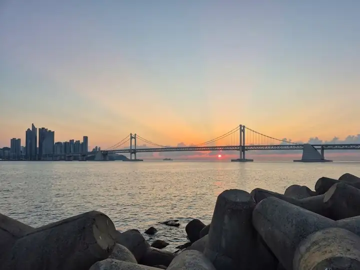 夕日の中、海を横切る釜山の広安大橋