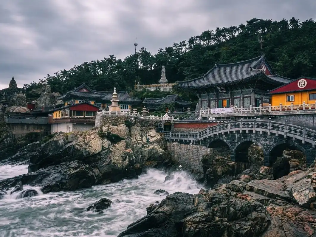 波が岩に打ち寄せる海辺のお寺