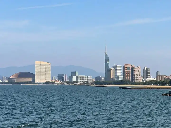 바다 건너로 보이는 후쿠오카 시내와 후쿠오카타워