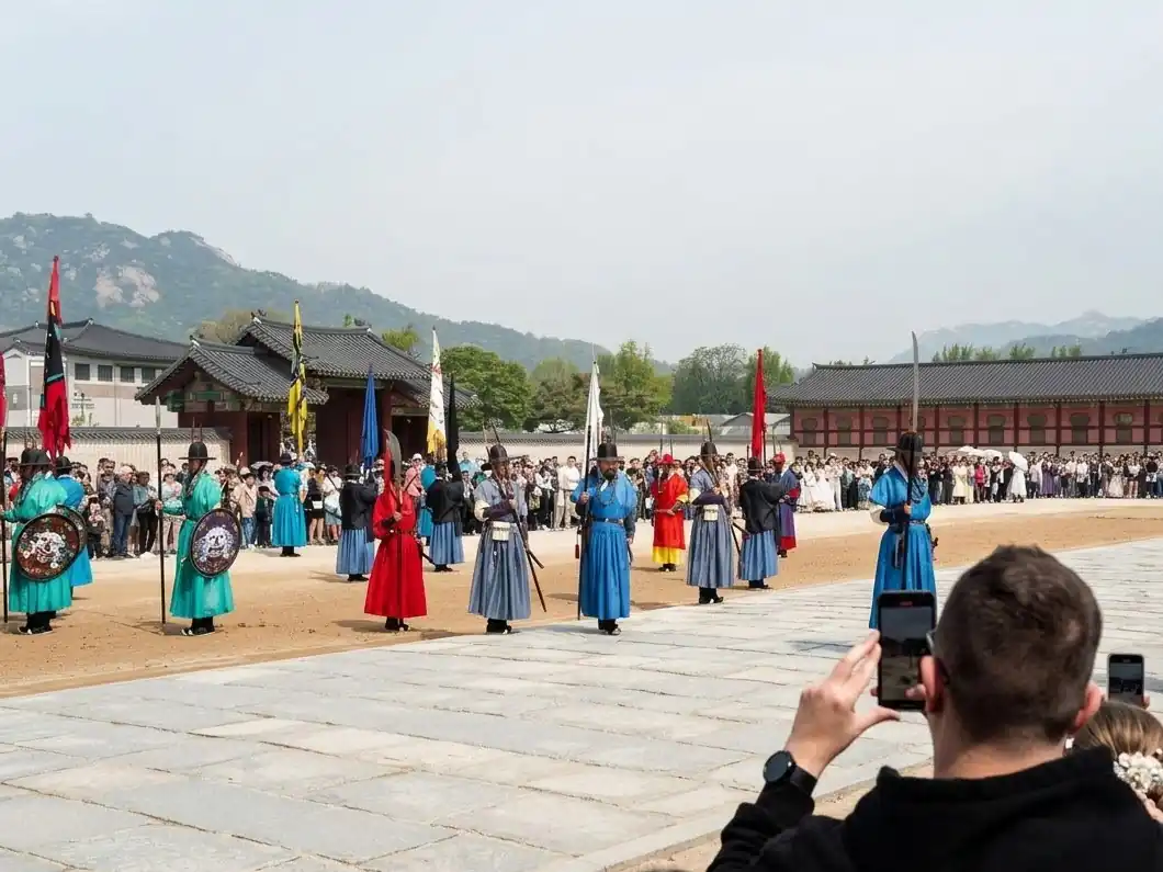 Visitors filming the royal guard ceremony at Gyeongbokgung on their phones