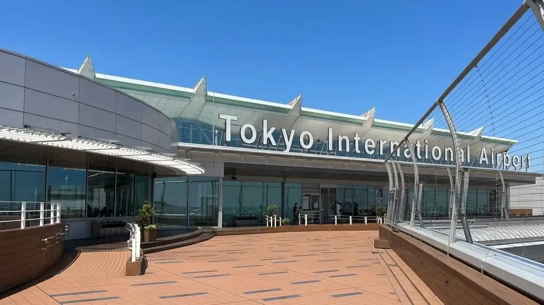 맑은 날의 하네다 공항(도쿄 국제공항) 터미널 입구