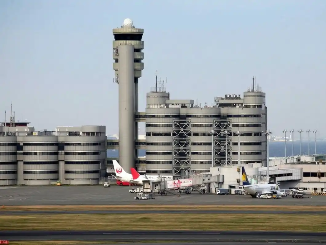 하네다 공항 관제탑과 터미널