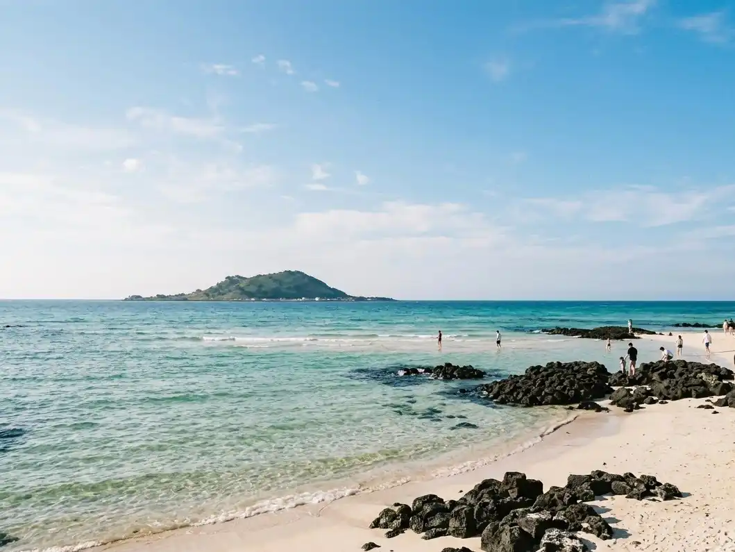 Turquoise water and white sand at Hyeopjae Beach