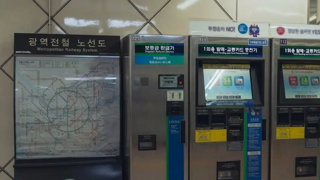 ソウルの地下鉄駅にある交通カードの券売機と路線図
