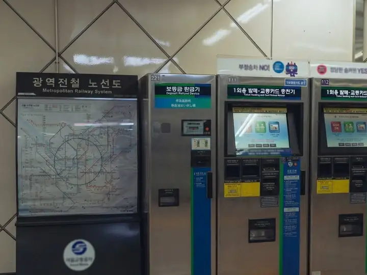 首爾地鐵站內的交通卡售票機與路線圖