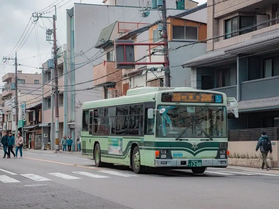 교토 시내를 달리는 초록색 시버스