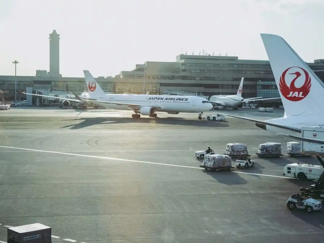 나리타 공항 활주로에 서 있는 비행기들
