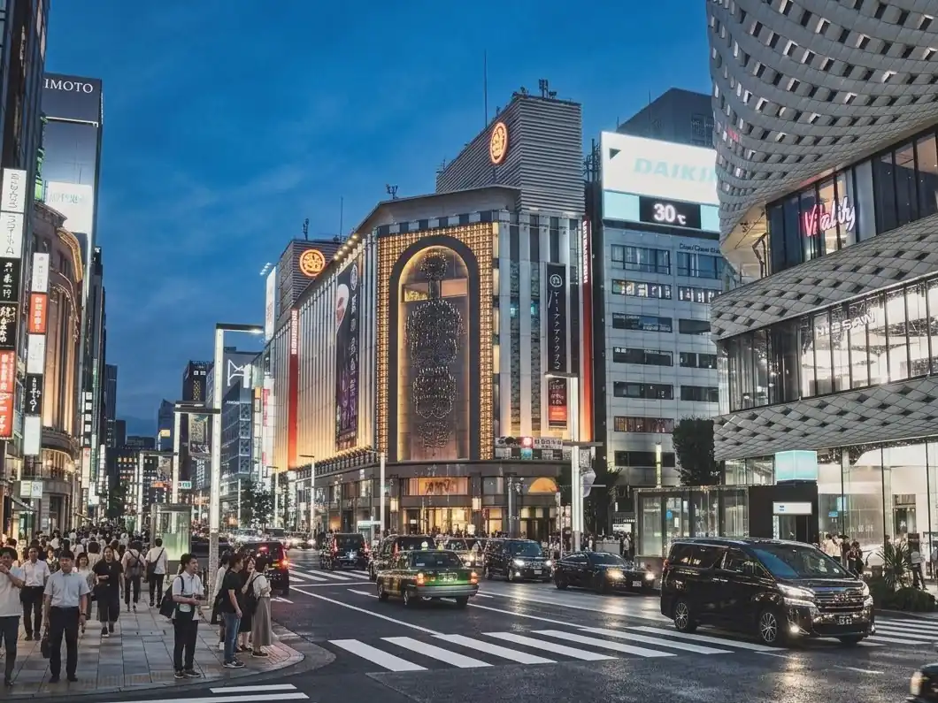 저녁 불빛이 켜진 긴자 거리