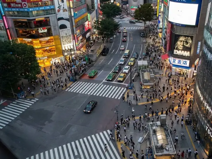 해 질 녘 사람들로 가득한 시부야 스크램블 교차로
